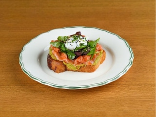 Brioš toast s guacamole, pošírovaným vajíčkom a lososom