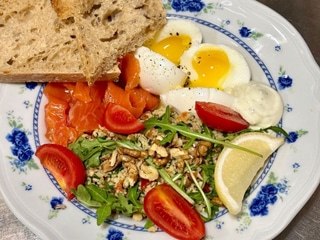 Комфортний сніданок з лососем, салатом Табуле та напівкрутими яйцями