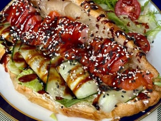 Круасан з лососем, свіжим огіроком і соусом кімчі