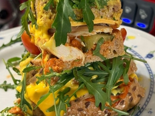 Крок-месьє з індичкою та карамелізованою цибулею