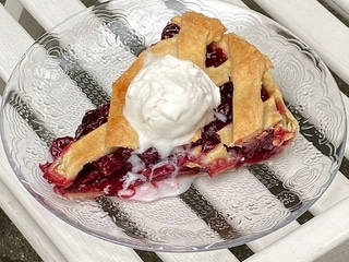 Веган пиріг вишневий з кулькою веган морозива 