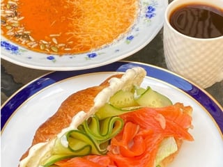 Меню з супом і круасаном з лососем
