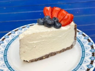 Чизкейк з сезонними ягодами