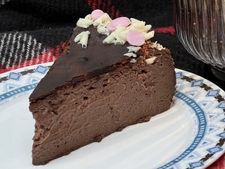 Шоколадний баскський чизкейк з вишневим соусом