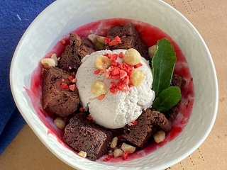 Веганський брауні з морозивом і вишневим соусом 