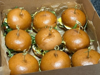 Бокс бріош з індичкою і карамелізованою цибулею