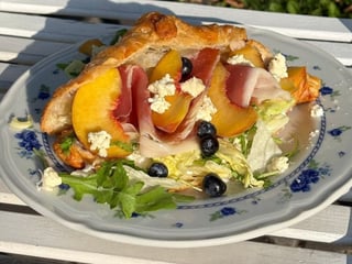 Круасан з хамоном, персиком та дорблю