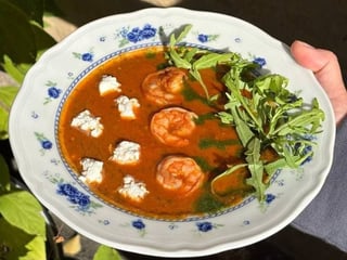 Томатно-бататний суп-пюре з креветкою і крем-сиром