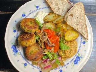 Веганський сніданок з фалафелем та бабаганушем 