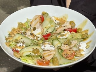 Салат з індичкою на подушці з соусу йогурт-тахіні та мусом з фети і оливок