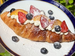 Притрушений круасан з маскарпоне