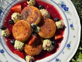 Бататні сирники з малиновим соусом і фісташковим кремом