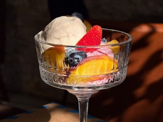 Веган морозиво персик та ягідне з сезонними ягодами